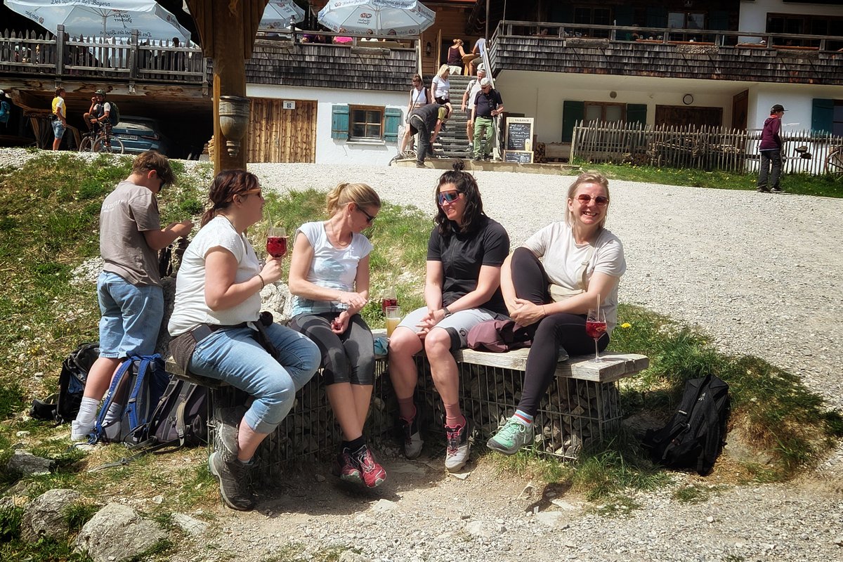 Wanderung Rohrkopfh�tte in Schwangau mit Sandra Bischof und Mathias Starzer - gem�tlich vor der Rohrkopfh�tte